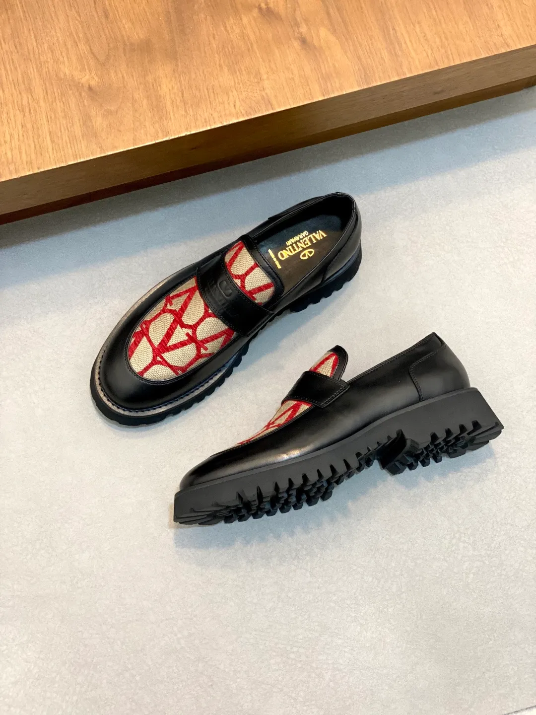 Men's shoes 💰740 VALENTINO Valentino's new men's fashionable casual leather shoes. These leather shoes are made of imported cowhide leather uppers, dyed calfskin lining and calfskin insoles. The upper foot is soft, comfortable and breathable. Comes with complete packaging in the original box! Visible details and quality. Size: 39-44 (customized at 38.45.46)
